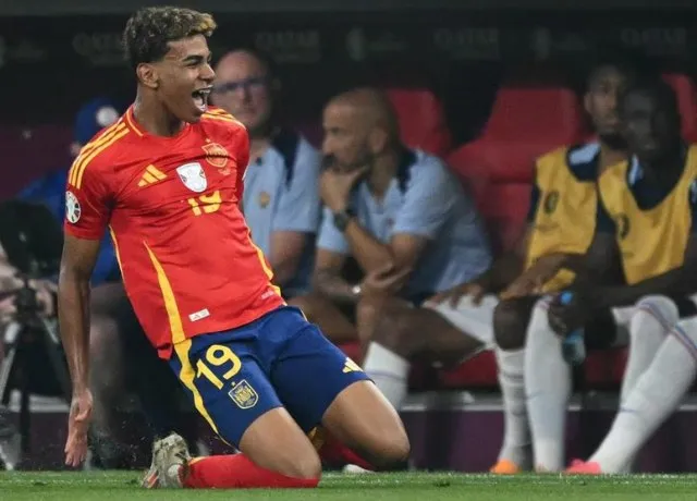 Lamine Yamal vẽ cầu vồng đẹp mắt, đánh bại người Pháp 