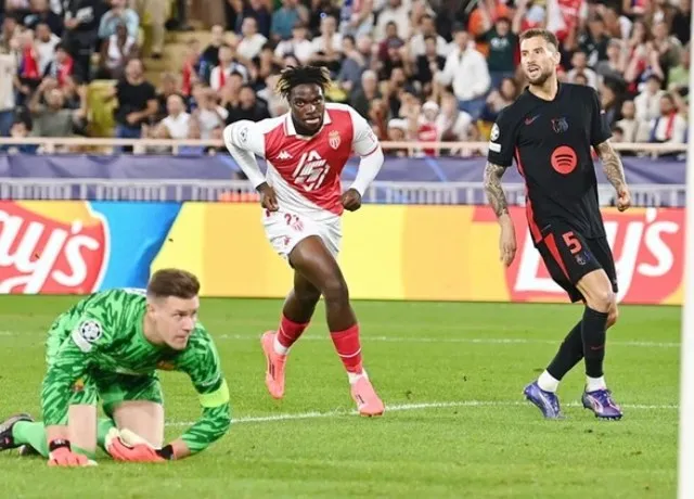 Barca thiếu người vì thẻ đỏ ở hiệp 1