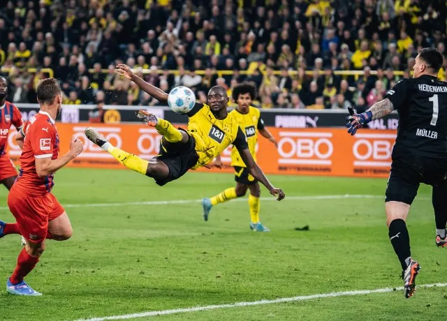 Chiến thắng 4-2 của Dortmund trước Bochum