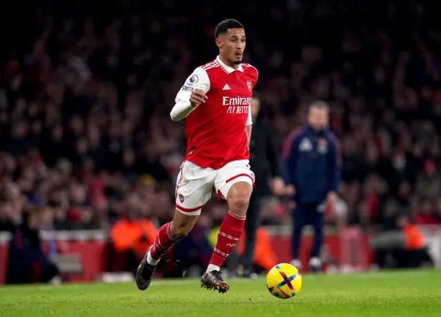 William Saliba ngày càng trưởng thành hơn trong màu áo Arsenal