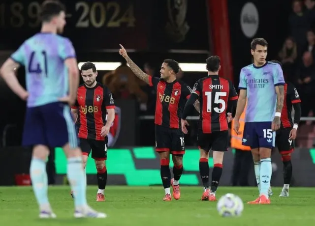 Tấm thẻ đỏ của William Saliba