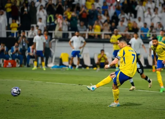 Ronaldo tỏa sáng phút bù giờ