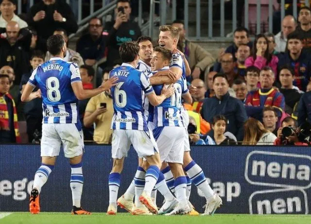 Chuỗi trận bất bại của Barca bị chặn đứng bởi Real Sociedad