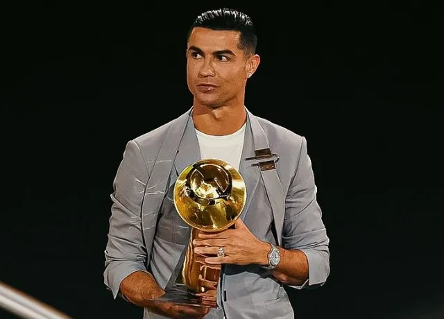Ronaldo đoạt giải cầu thủ xuất sắc nhất Trung Đông và Vua phá lưới vĩ đại