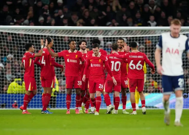 Liverpool vững vàng ngôi đầu Premier League