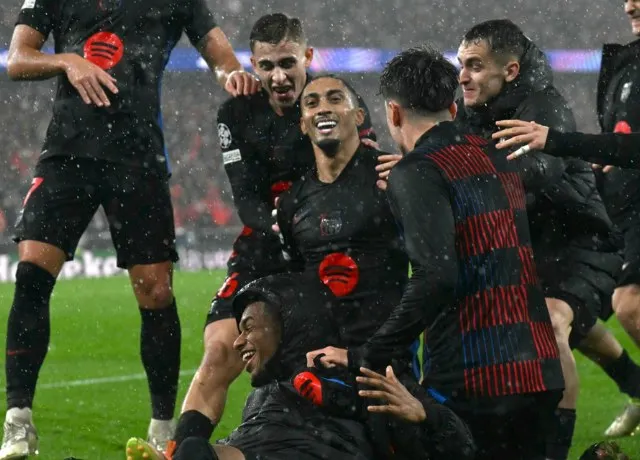 Barca lội ngược dòng kinh điển 5-4 trước Benfica tại Cúp C1