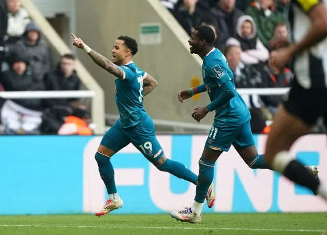 Cú hat-trick ấn tượng trên sân St. James' Park