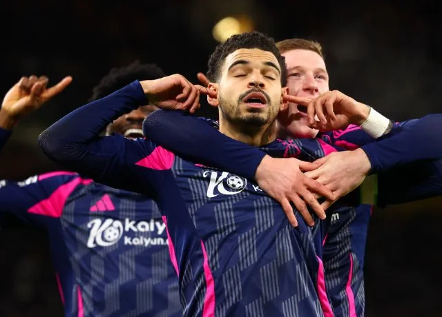 Nottingham tiếp tục chuỗi thăng hoa khi thắng đậm Wolves 3-0