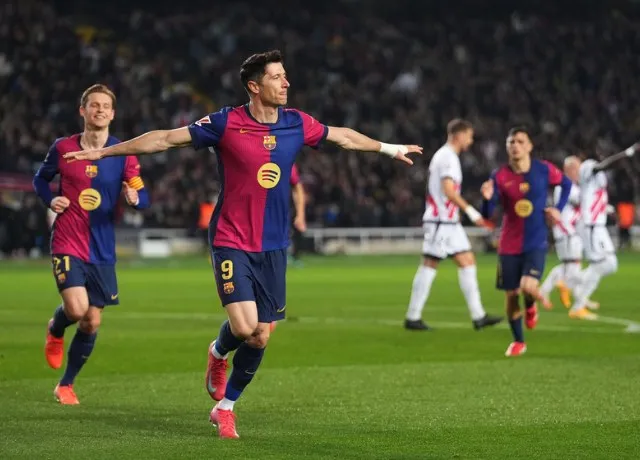 Lewandowski ghi bàn trên chấm phạt đền