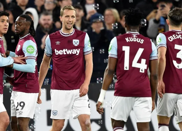 Leicester lún sâu trong khủng hoảng sau trận thua West Ham 0-2