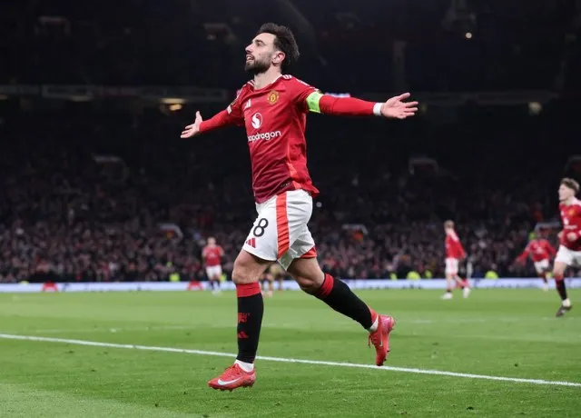 Bruno Fernandes lập hat-trick