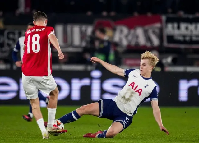 Tottenham đánh bại Az Alkmaar để điền tên vào tứ kết Europa League