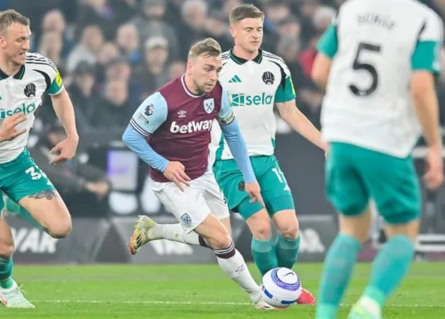 Trận đấu giữa West Ham và Newcastle tại vòng 28 Ngoại hạng Anh