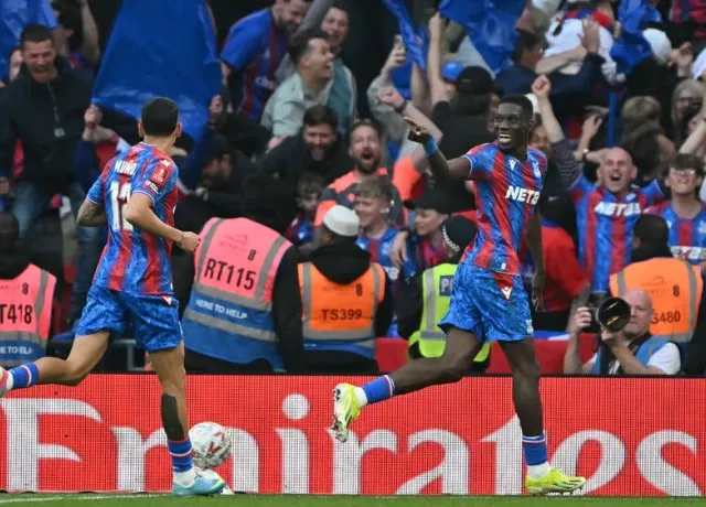 Crystal Palace thắng đậm Aston Villa 3-0 vào chơi chung kết cúp FA