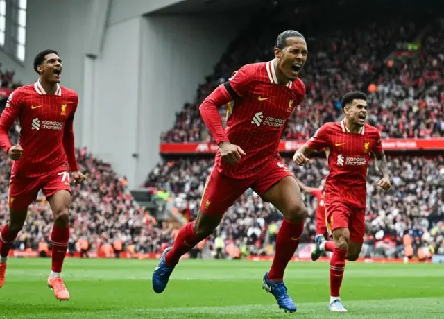 Liverpool thắng West Ham 2-1 vượt xa Arsenal 13 điểm trên BXH