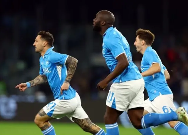 Napoli mở tỷ số sớm và kiểm soát trận đấu
