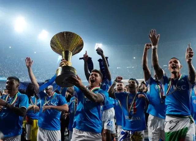 Napoli đã chính thức lên ngôi vô địch Serie A, sau chiến thắng 2-0 trước Cagliari