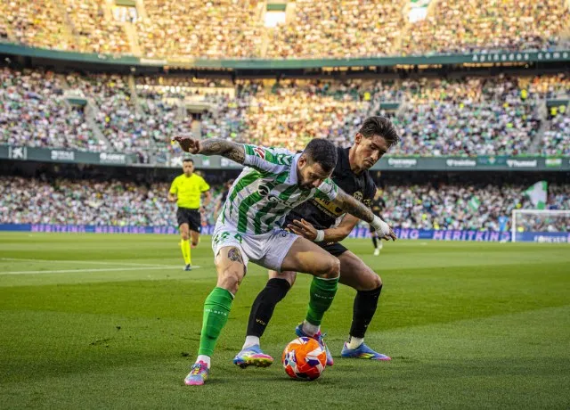 Antony ghi bàn, Real Betis vẫn để Valencia cầm hòa 1-1