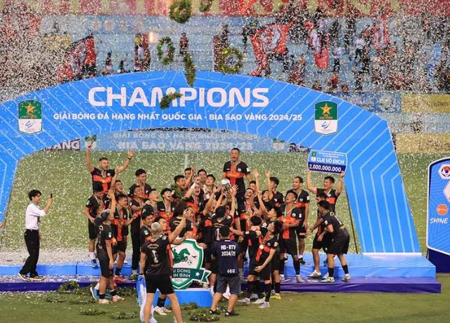 Phù Đổng Ninh Bình nhận cúp vô địch hạng Nhất mùa 2024/25