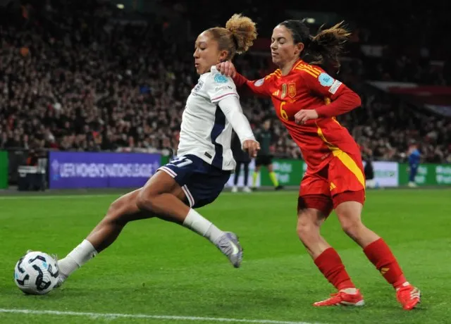 Đội tuyển nữ Anh vùng lên mạnh mẽ