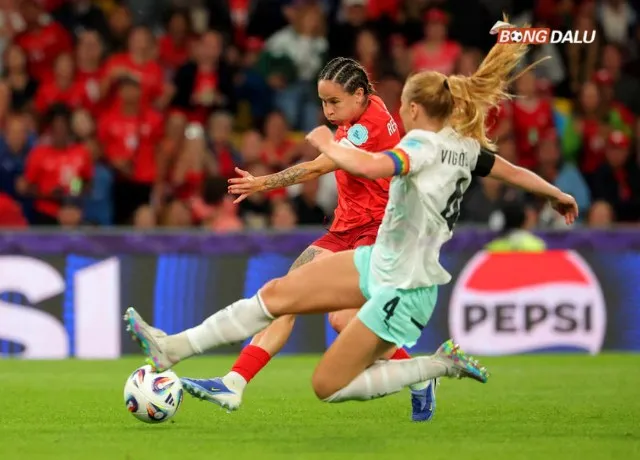 đội tuyển nữ Thụy Sĩ đã vượt qua Iceland với tỷ số 2-0