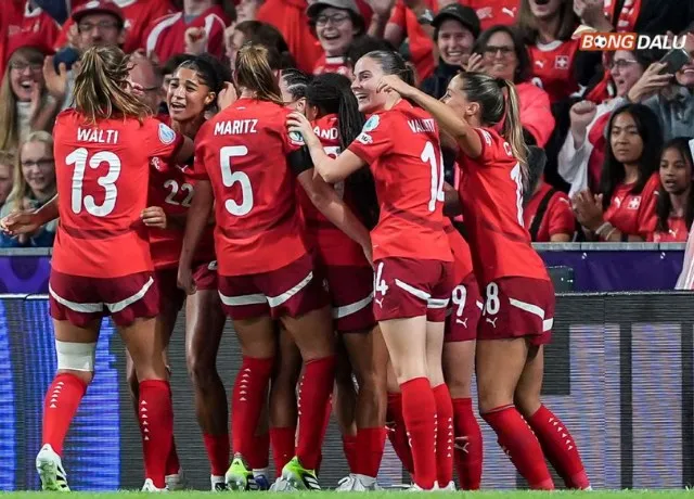Nữ Thụy Sĩ có chiến thắng đầu tiên khi đánh bại nữ Iceland 2-0