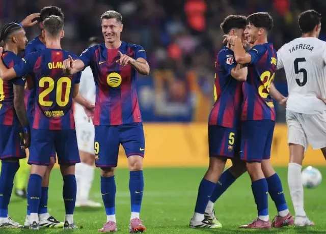 Raphinha và Lewandowski tỏa sáng