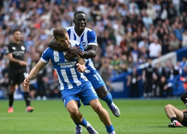 Brighton lật ngược thế cờ, Man City gục ngã