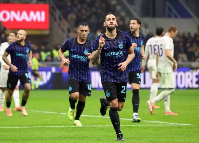 Calhanoglu lập cú đúp giúp Inter Milan đánh bại Fiorentina 3-0