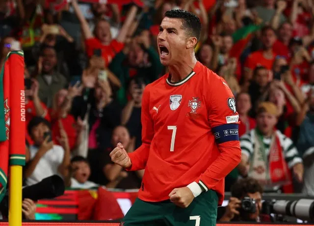Ronaldo lập cú đúp, Bồ Đào Nha tạm dẫn trước